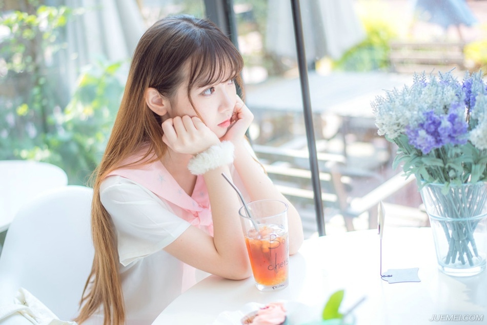 微微喘了口气，关羽抬眼看向那边指挥若定的庞德，对方丝毫不在意将士的伤亡，尤其是在见识过关羽的厉害之后，更绝对不会轻易靠近关羽三丈范围之内，但那些胡人兵马在他的指挥下，却如同惊涛骇浪一般，连绵不绝的涌上来，关羽就算是块磐石，在对方这种浪涛般的攻势下，也感觉快要被碾碎了。